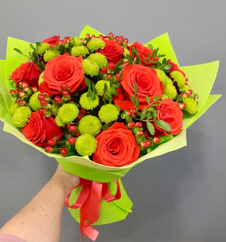 Букет цветов из: Хризантемы и Розы в Среднем