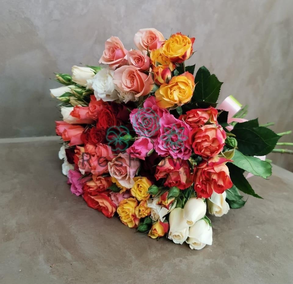Букет цветов из: Розы в Среднем