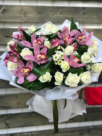 Букет цветов из: Розы и Хризантемы в Среднем