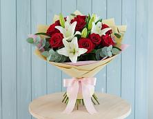 Букет цветов из:  Лилии и Розы в Среднем