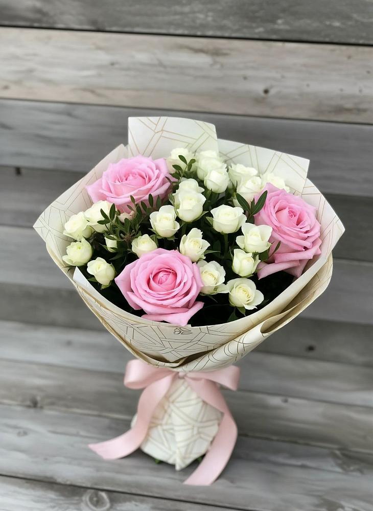 Букет цветов из: Розы в Среднем