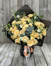 Букет цветов из:  Розы и Лизиантусы в Среднем