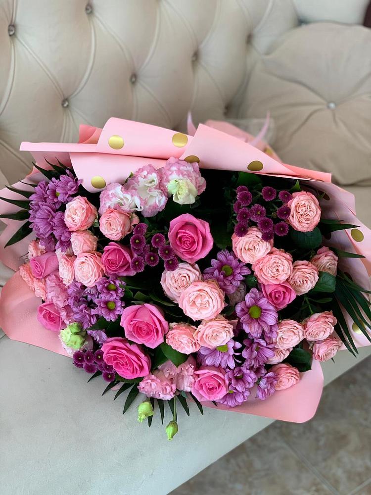 Букет цветов из: Хризантемы, Розы и Лизиантусы в Среднем