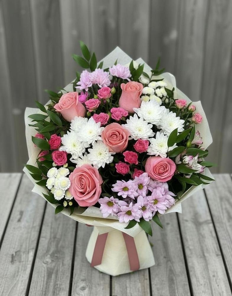 Букет цветов из: Альстромерии, Гвоздики, Розы и Хризантемы в Среднем