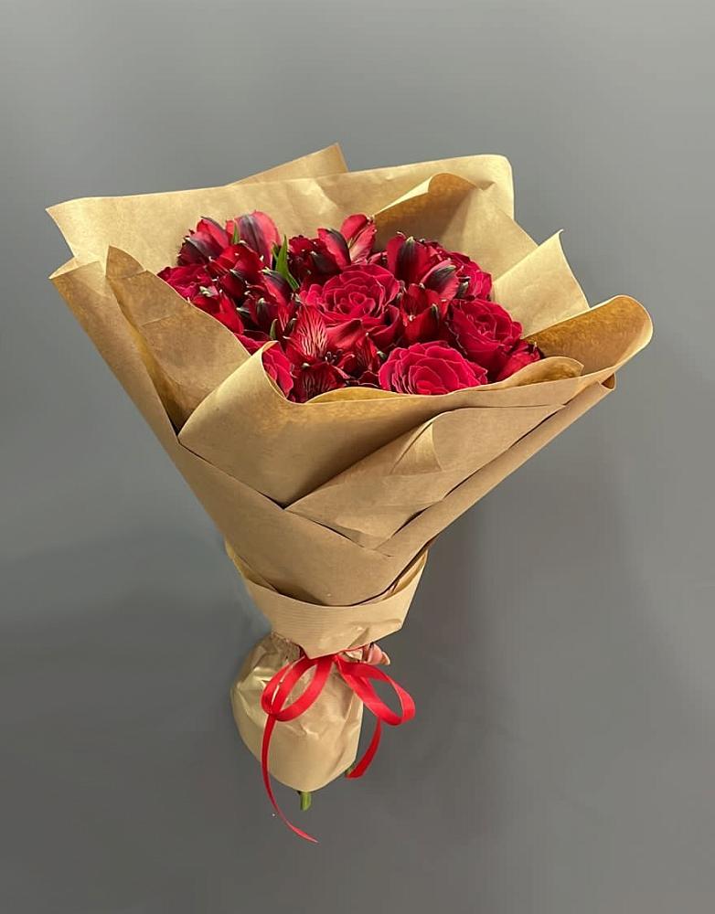 Букет цветов из: Альстромерии и Розы в Среднем