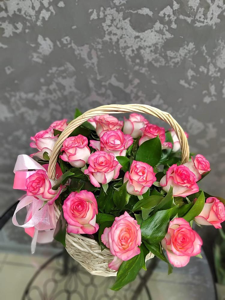 Цветочная композиция из Розы в корзине в Среднем