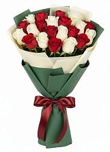 Букет Микс из красных и белых роз в Среднем