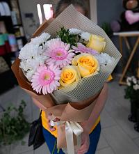 Букет цветов из:  Герберы, Розы и Хризантемы в Среднем