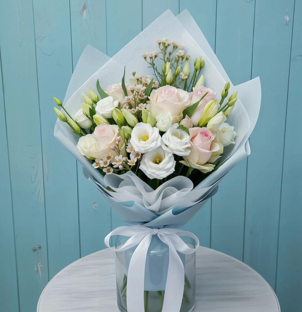 Букет цветов из: Розы и Лизиантусы в Среднем