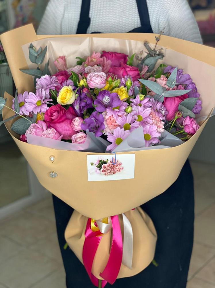 Букет цветов из: Хризантемы, Гвоздики и Альстромерии в Среднем