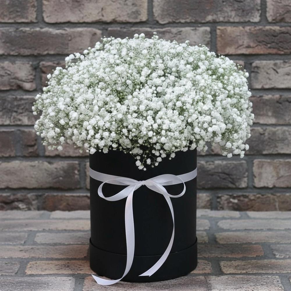 Цветочная композиция из Гипсофила в шляпной коробке в Среднем