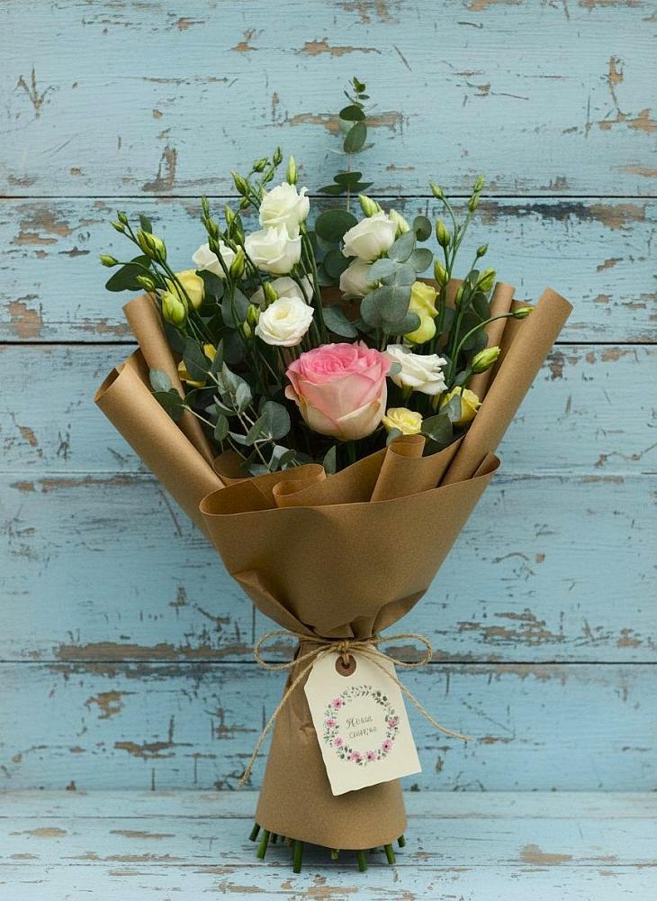 Букет цветов из: Розы и Лизиантусы в Среднем