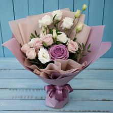 Букет цветов из:  Розы и Лизиантусы в Среднем