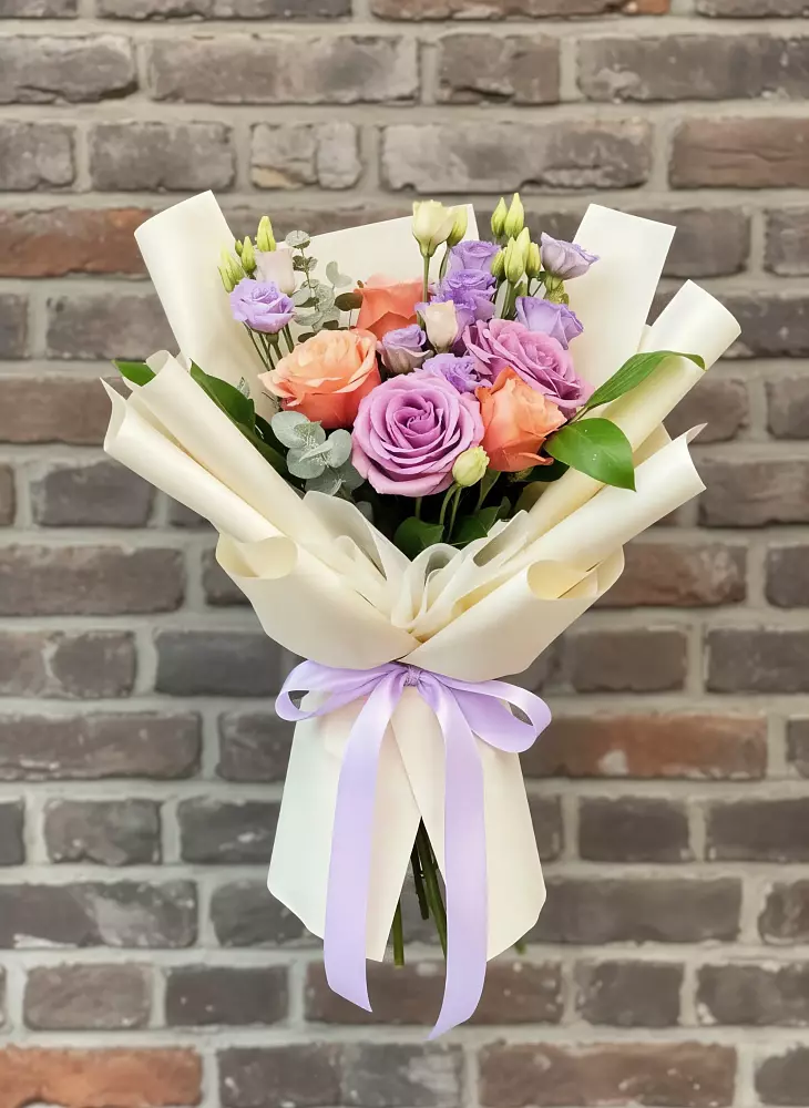 Букет цветов из: Лизиантусы и Розы в Среднем