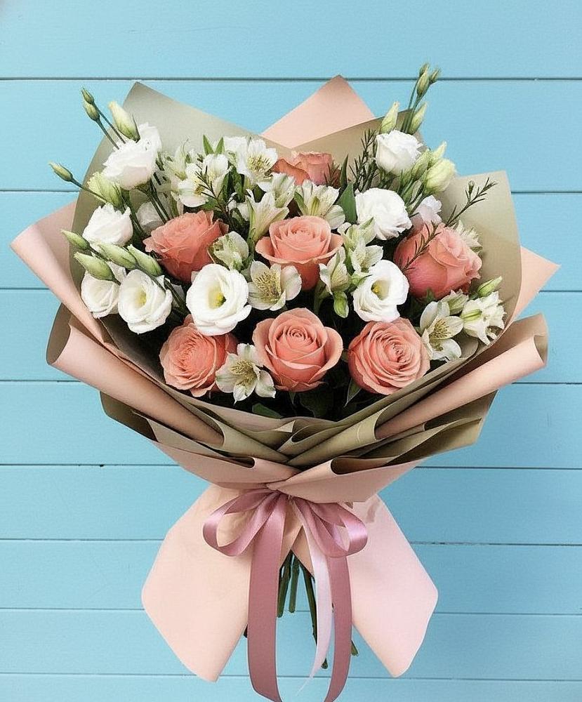 Букет цветов из: Розы, Альстромерии и Лизиантусы в Среднем