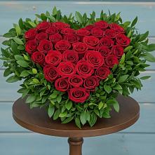 Цветочная композиция из Розы в виде сердца в Среднем