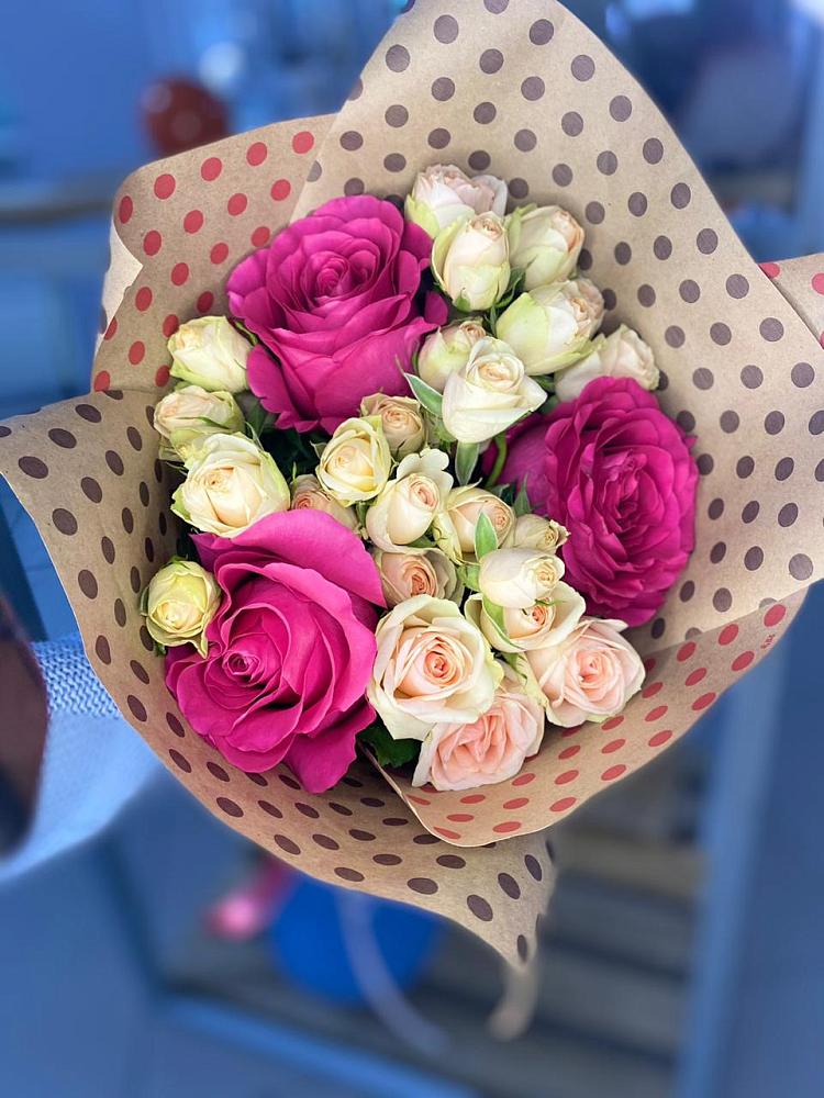 Букет цветов из: Розы в Среднем