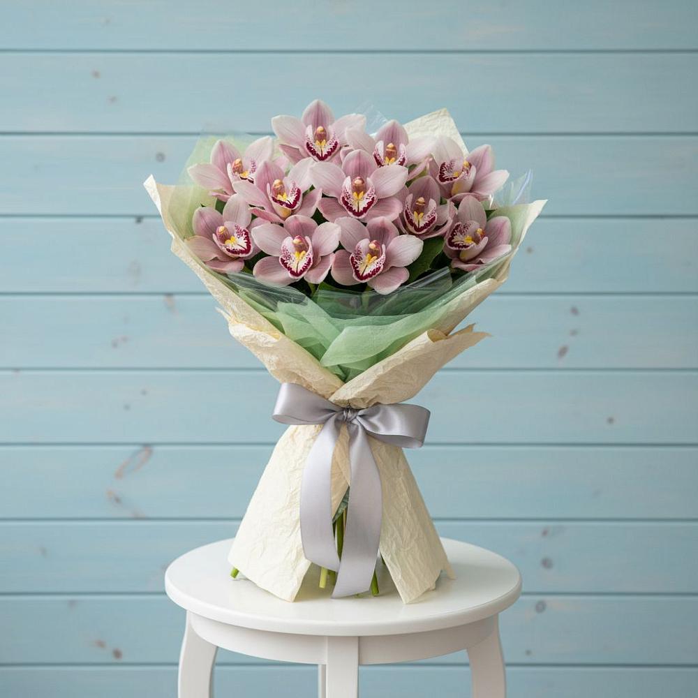 Букет цветов из: Орхидеи и Розы в Среднем