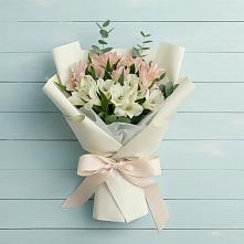 Букет цветов из:  Альстромерии в Среднем