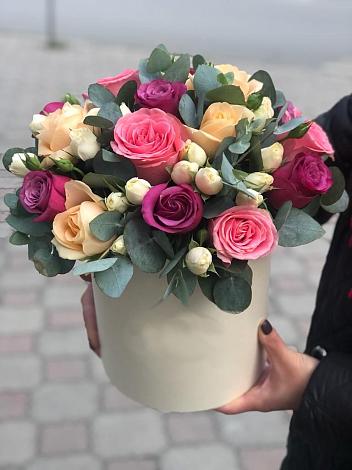 Цветочная композиция из Розы в шляпной коробке в Среднем