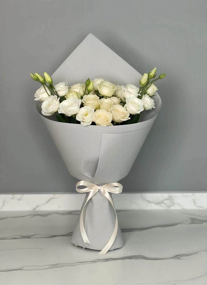 Букет цветов из: Розы и Лизиантусы в Среднем