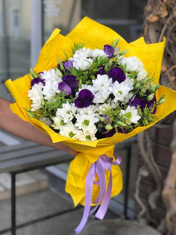 Букет цветов из: Ирисы, Хризантемы и Ромашки в Среднем