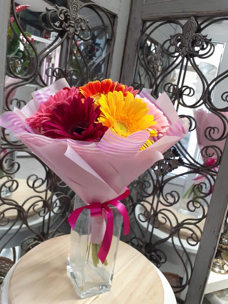 Букет цветов из: Герберы в Среднем