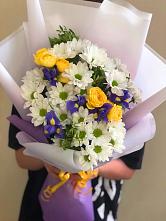 Букет цветов из:  Ирисы, Хризантемы и Розы #REPLACE_PRED# Среднем
