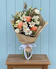 Букет цветов из:  Альстромерии, Лизиантусы, Розы и Хризантемы в Среднем