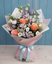 Букет цветов из:  Лизиантусы, Розы, Альстромерии и Гипсофила в Среднем