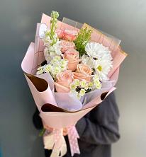 Букет цветов из:  Хризантемы и Розы в Среднем