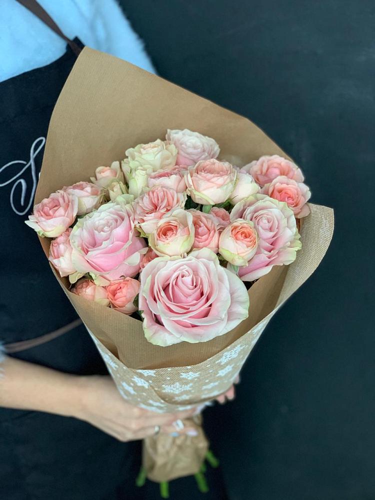 Букет цветов из: Хризантемы и Розы в Среднем