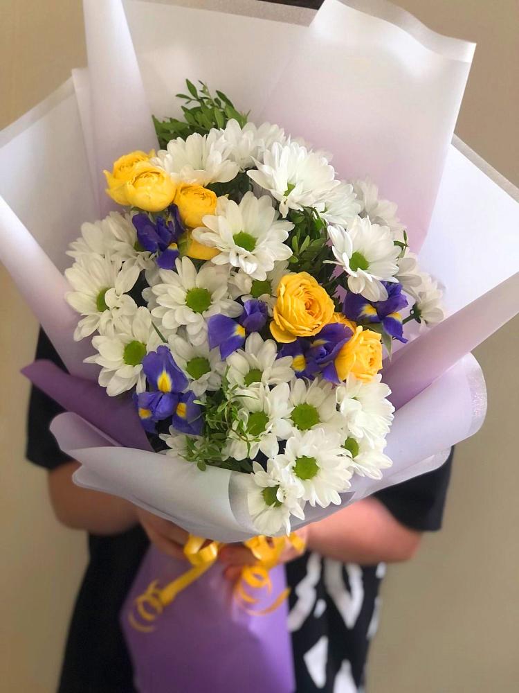 Букет цветов из: Ирисы, Хризантемы и Розы в Среднем
