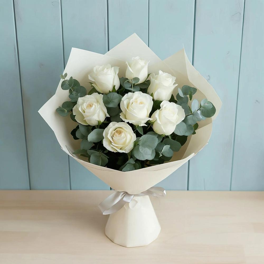 Букет Белые розы в Эвкалипте в Среднем
