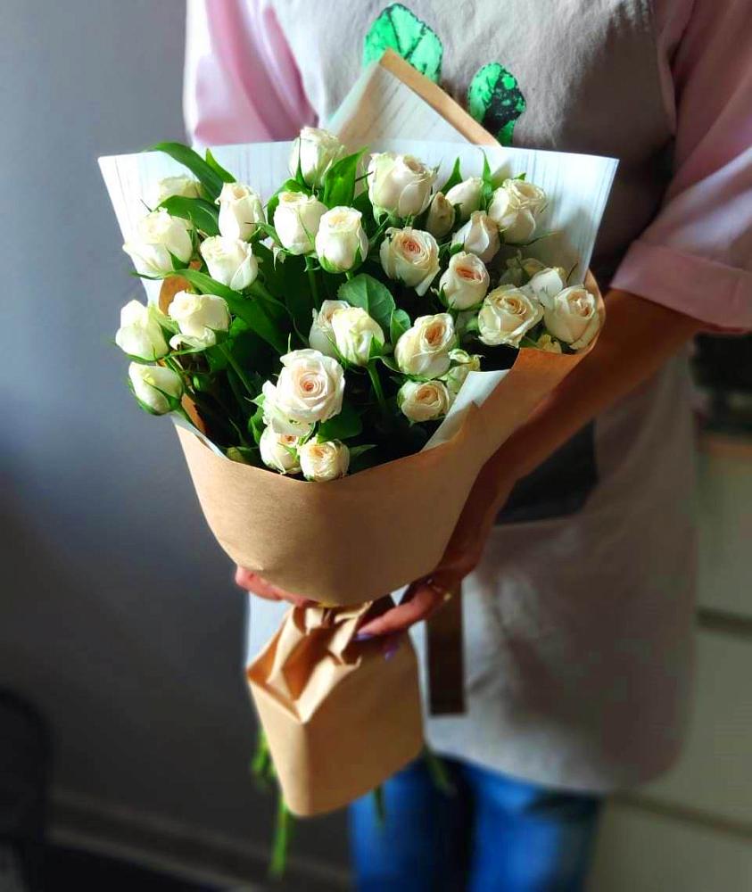Букет цветов из: Розы в Среднем