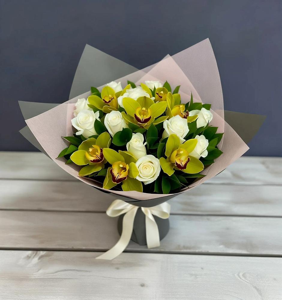 Букет цветов из: Орхидеи и Розы в Среднем