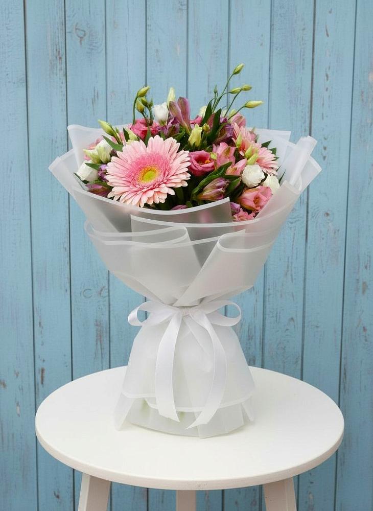 Букет цветов из: Герберы, Альстромерии и Лизиантусы в Среднем