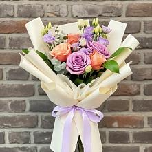 Букет цветов из:  Лизиантусы и Розы #REPLACE_PRED# Среднем