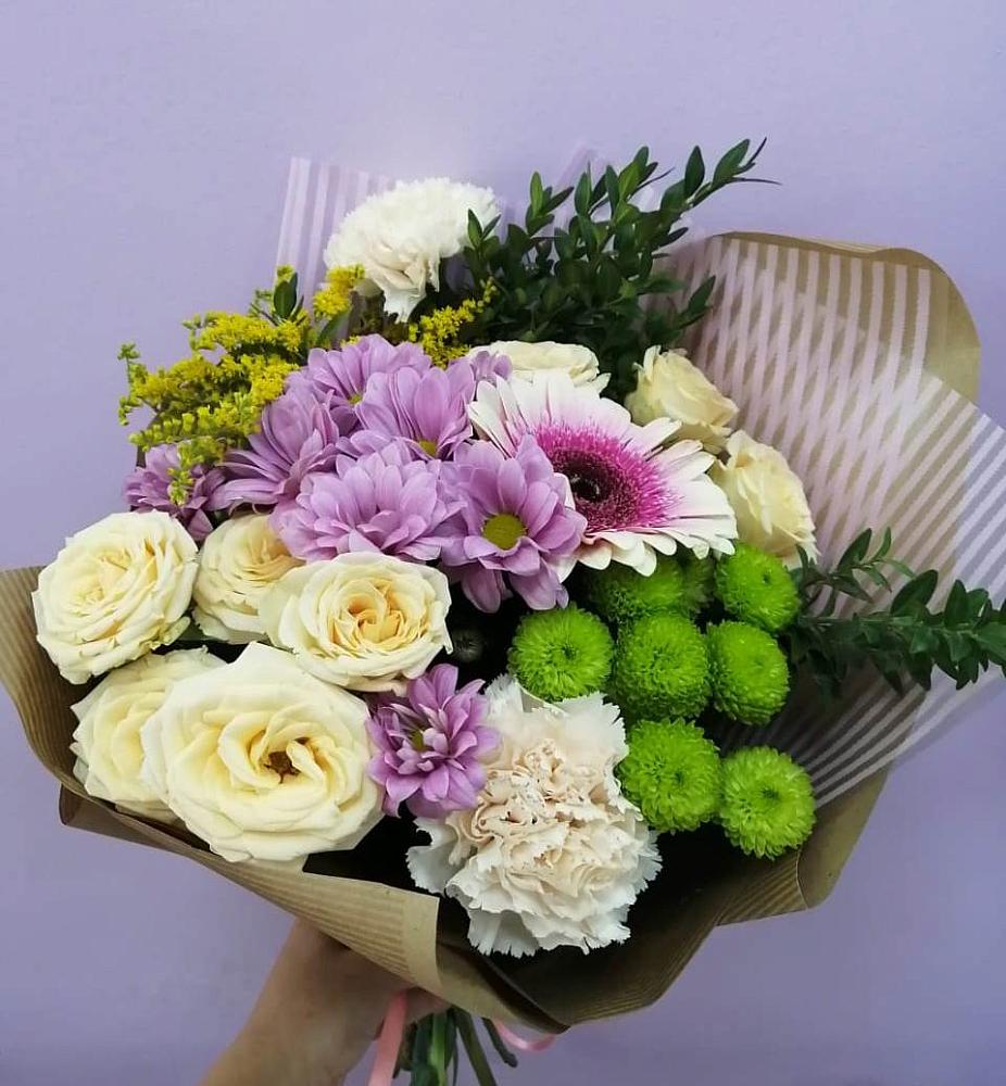 Букет цветов из: Хризантемы, Розы, Гвоздики и Герберы в Среднем