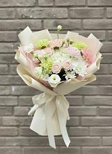 Букет цветов из:  Гвоздики, Розы, Лизиантусы и Хризантемы в Среднем