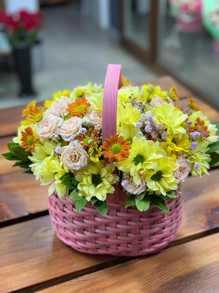 Цветочная композиция из Хризантемы и Розы в корзине в Среднем