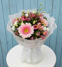 Букет цветов из:  Герберы, Альстромерии и Лизиантусы в Среднем