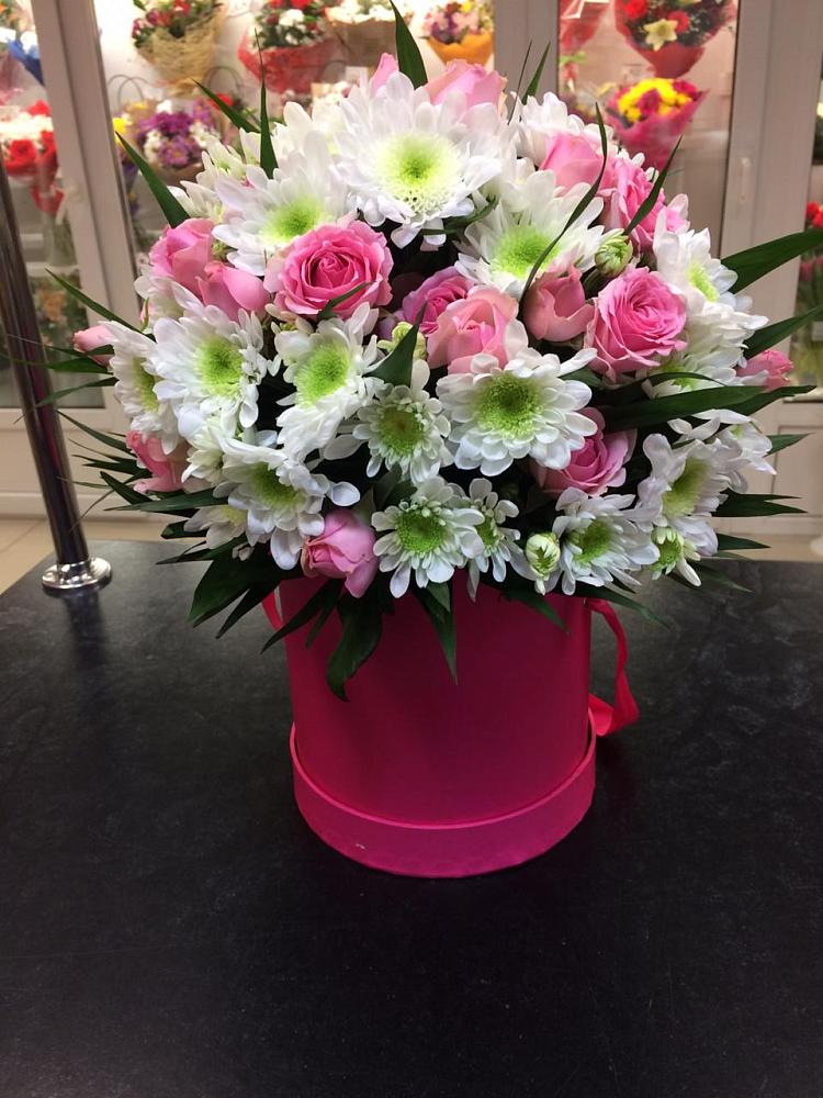 Цветочная композиция из Розы и Хризантемы в шляпной коробке в Среднем