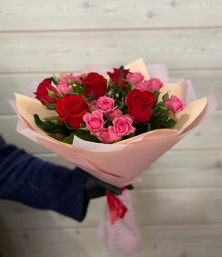 Букет цветов из: Розы в Среднем
