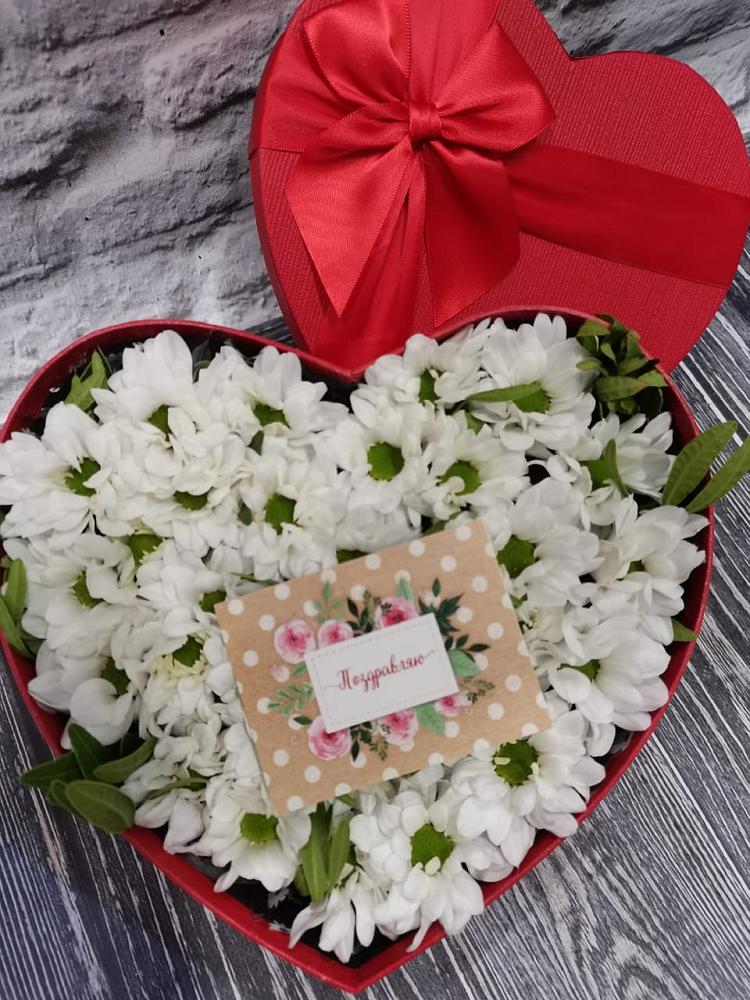 Цветочная композиция из Хризантемы в виде сердца в Среднем