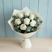 Букет Белые розы в Эвкалипте в Среднем