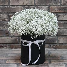 Цветочная композиция из Гипсофила в шляпной коробке в Среднем