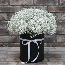 Цветочная композиция из Гипсофила в шляпной коробке в Среднем