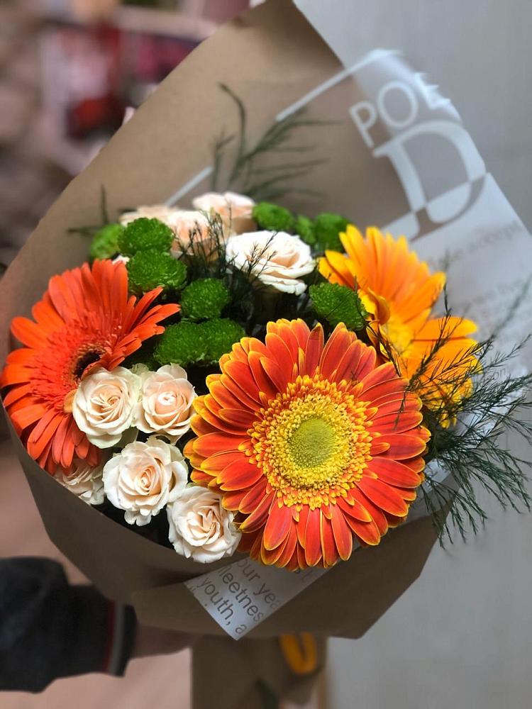 Букет цветов из: Герберы, Хризантемы и Розы в Среднем