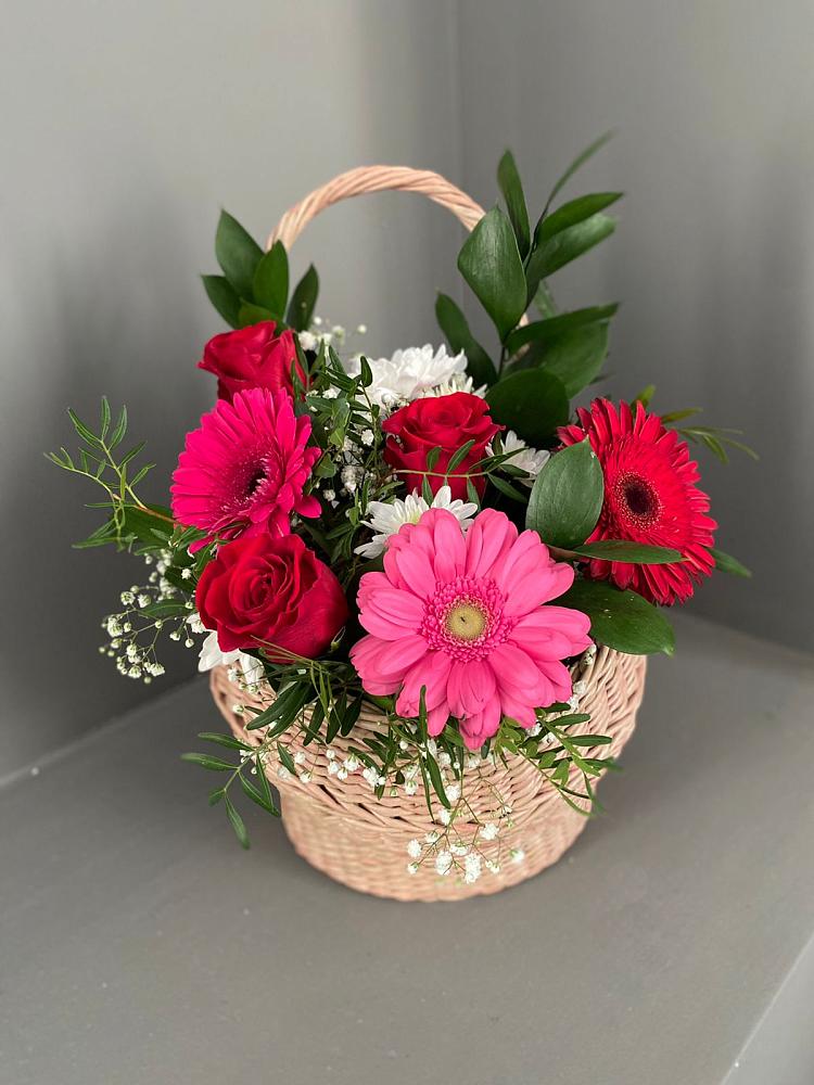 Цветочная композиция из Розы, Хризантемы и Герберы в корзине в Среднем